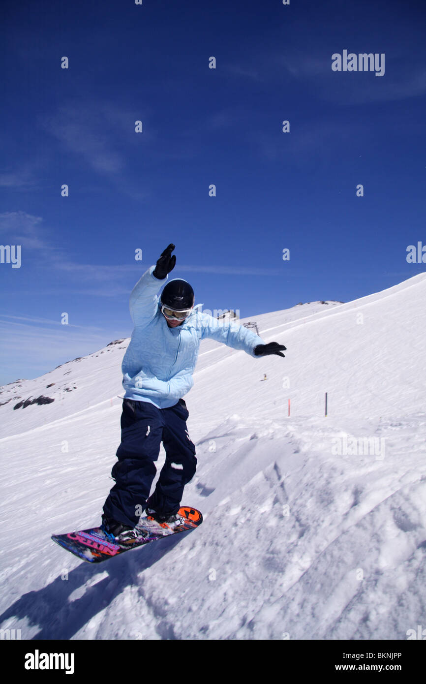 Profi-Snowboarder führt ein Freestyle Mitte Luft stunt Stockfoto