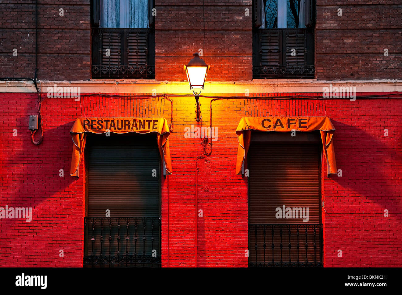 Straßenlaterne und Restaurant, Madrid, Spanien Stockfoto
