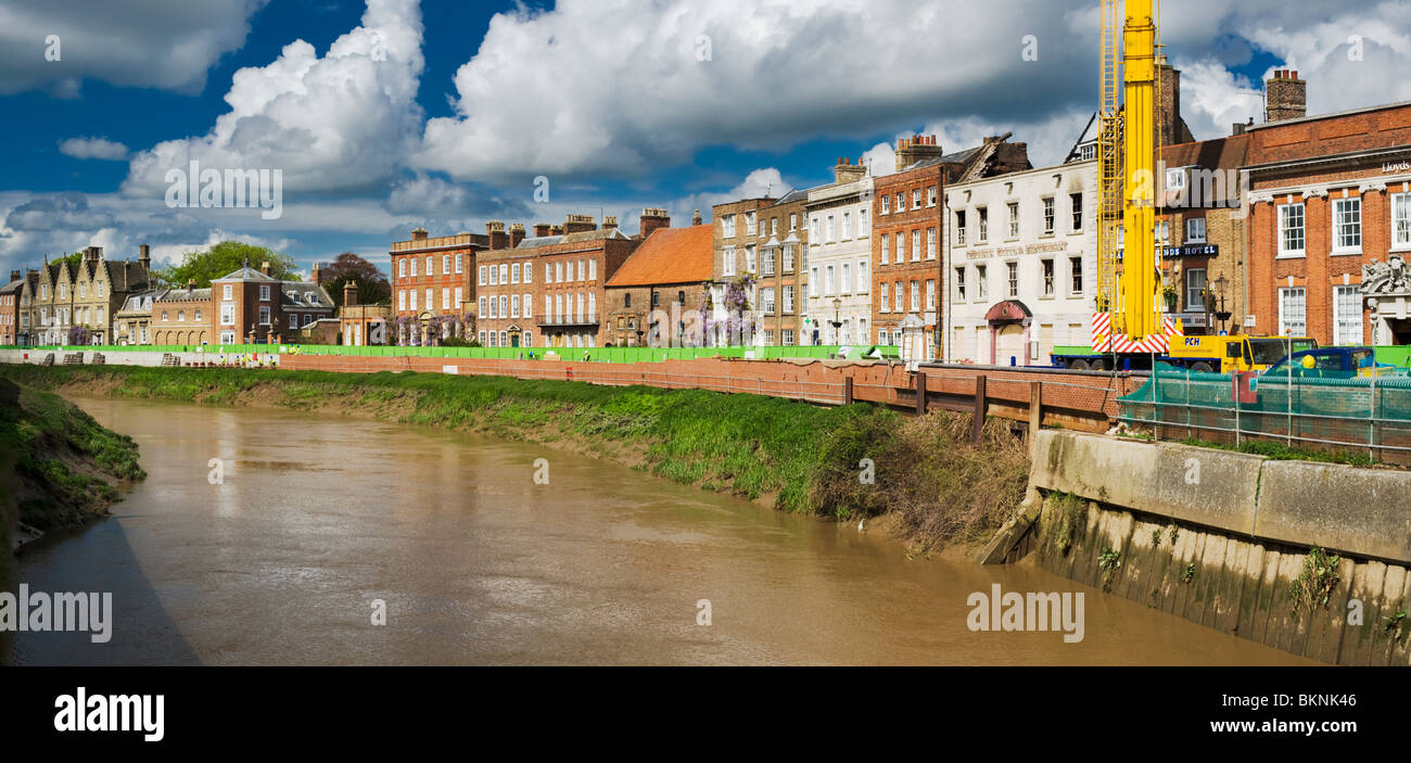 Der Fluss Nene in Wisbech, Cambridgeshire, mit die ausgebrannte Hülle des Phoenix Hotel und Restaurant, kurz nach dem Brand Stockfoto