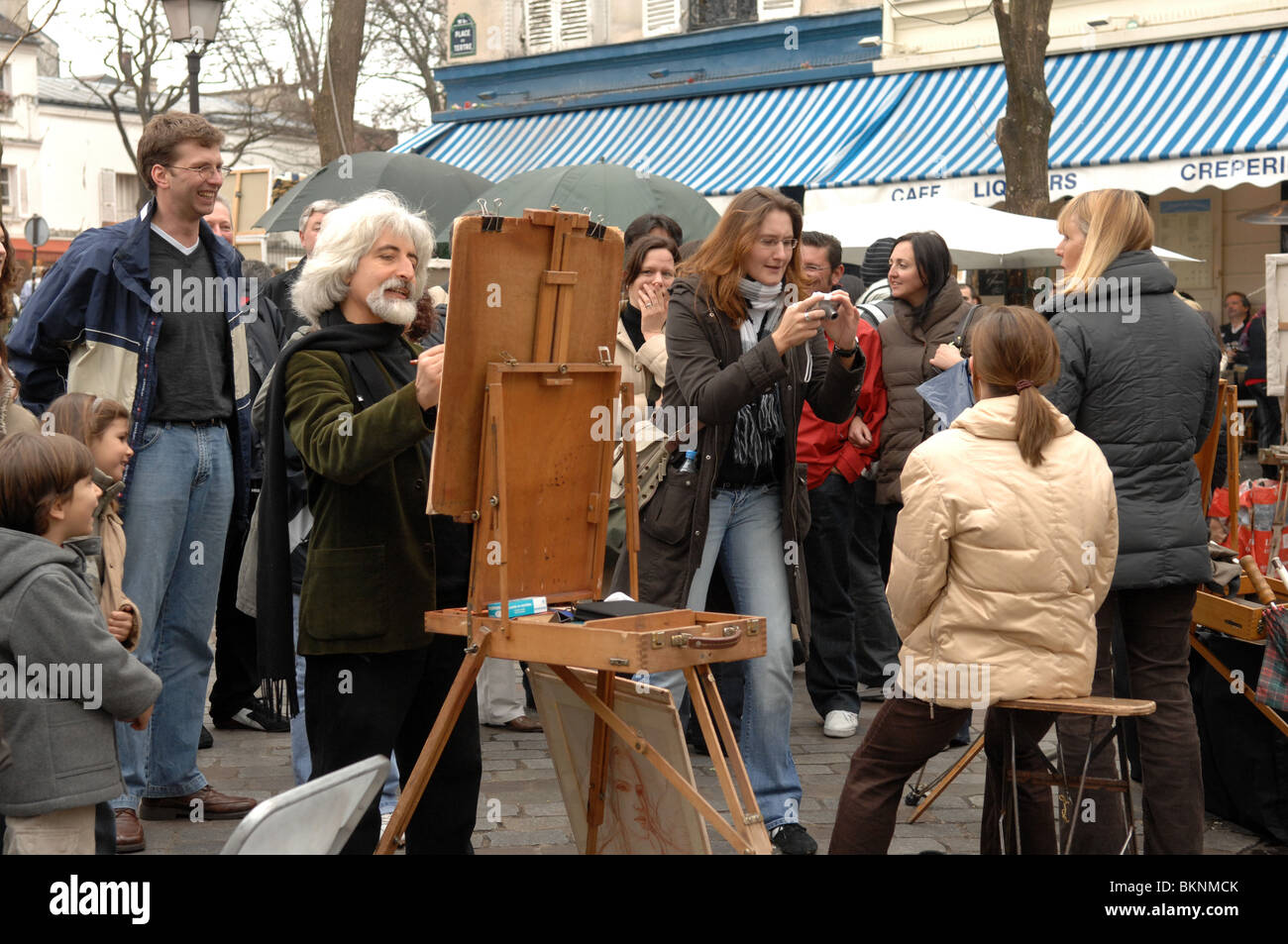 Porträt-Künstler bei der Arbeit in Montmartre Paris Stockfoto