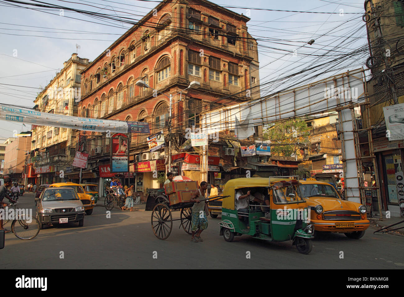 Rikscha unter den Verkehr in Kalkutta unter chaotischen indischen Verdrahtung Stockfoto