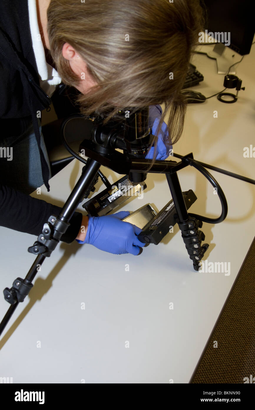 Forensik-Experte mit RUVIS reflektiert UV-Strahlen Imaging Systems, um Beweise zu prüfen. Nebraska State Patrol Crime Lab. Stockfoto