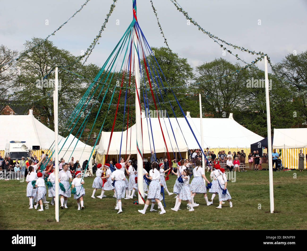 Junge Mädchen feiern die alte keltische Tradition des Maibaum Tanz Stockfoto