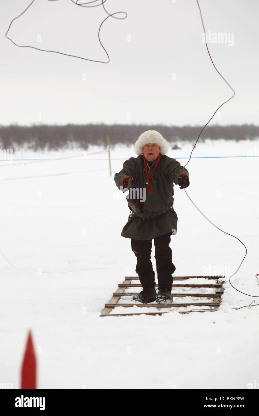 Saami Mann beim Rentier Racing World Cup, während Sámi Osterfestspiele in Kautokeino in Finnmarksvidda im arktischen Norwegen Stockfoto