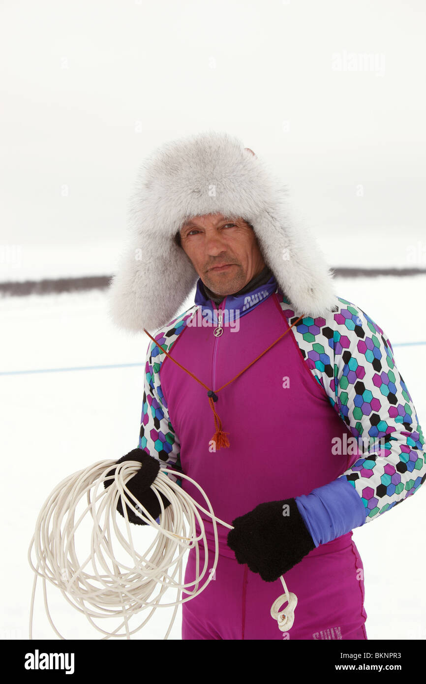 Saami Mann beim Rentier Racing World Cup, während Sámi Osterfestspiele in Kautokeino in Finnmarksvidda im arktischen Norwegen Stockfoto