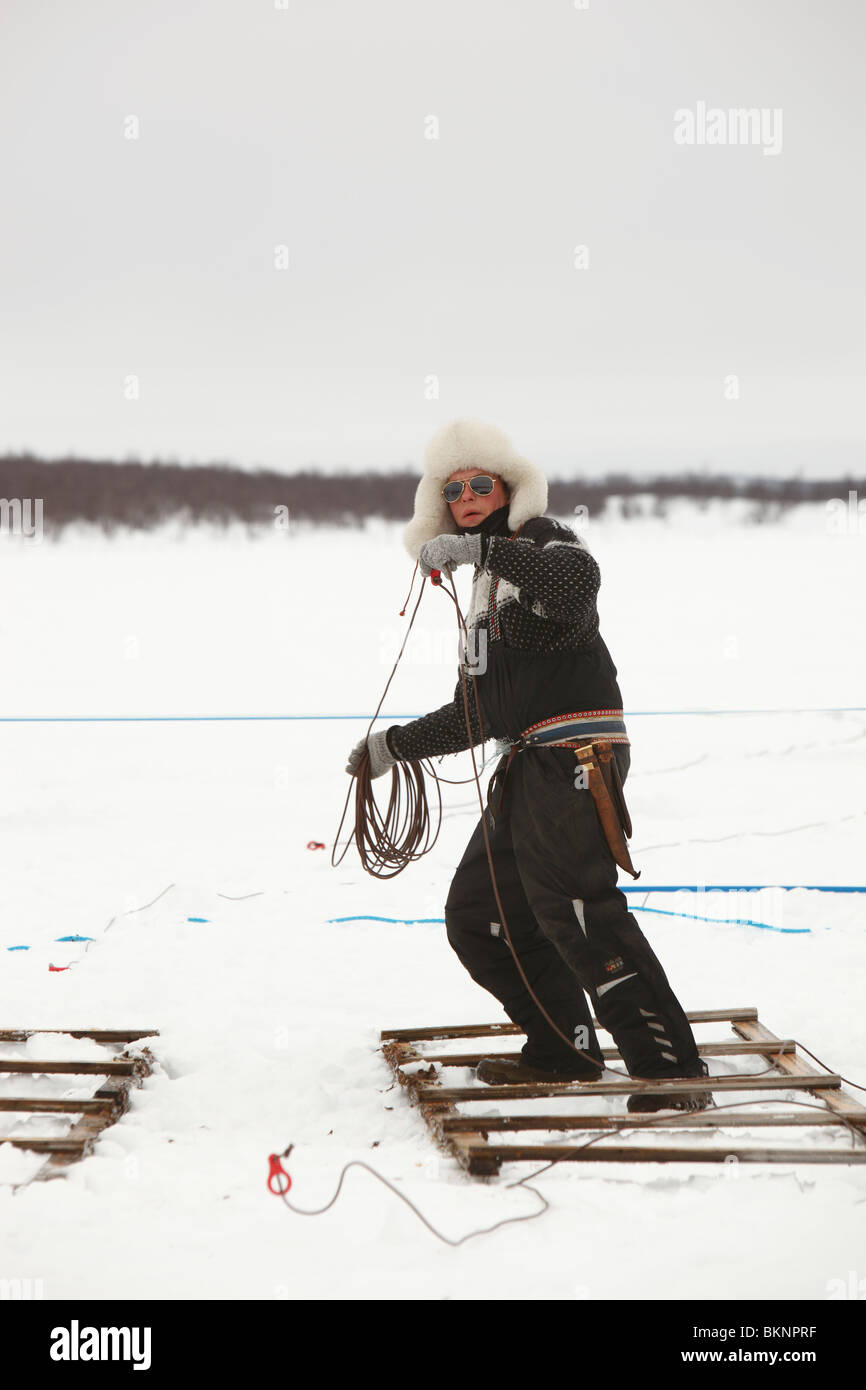 Saami Mann beim Rentier Racing World Cup, während Sámi Osterfestspiele in Kautokeino in Finnmarksvidda im arktischen Norwegen Stockfoto