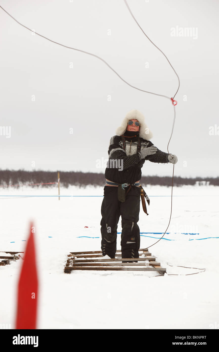 Saami Mann beim Rentier Racing World Cup, während Sámi Osterfestspiele in Kautokeino in Finnmarksvidda im arktischen Norwegen Stockfoto