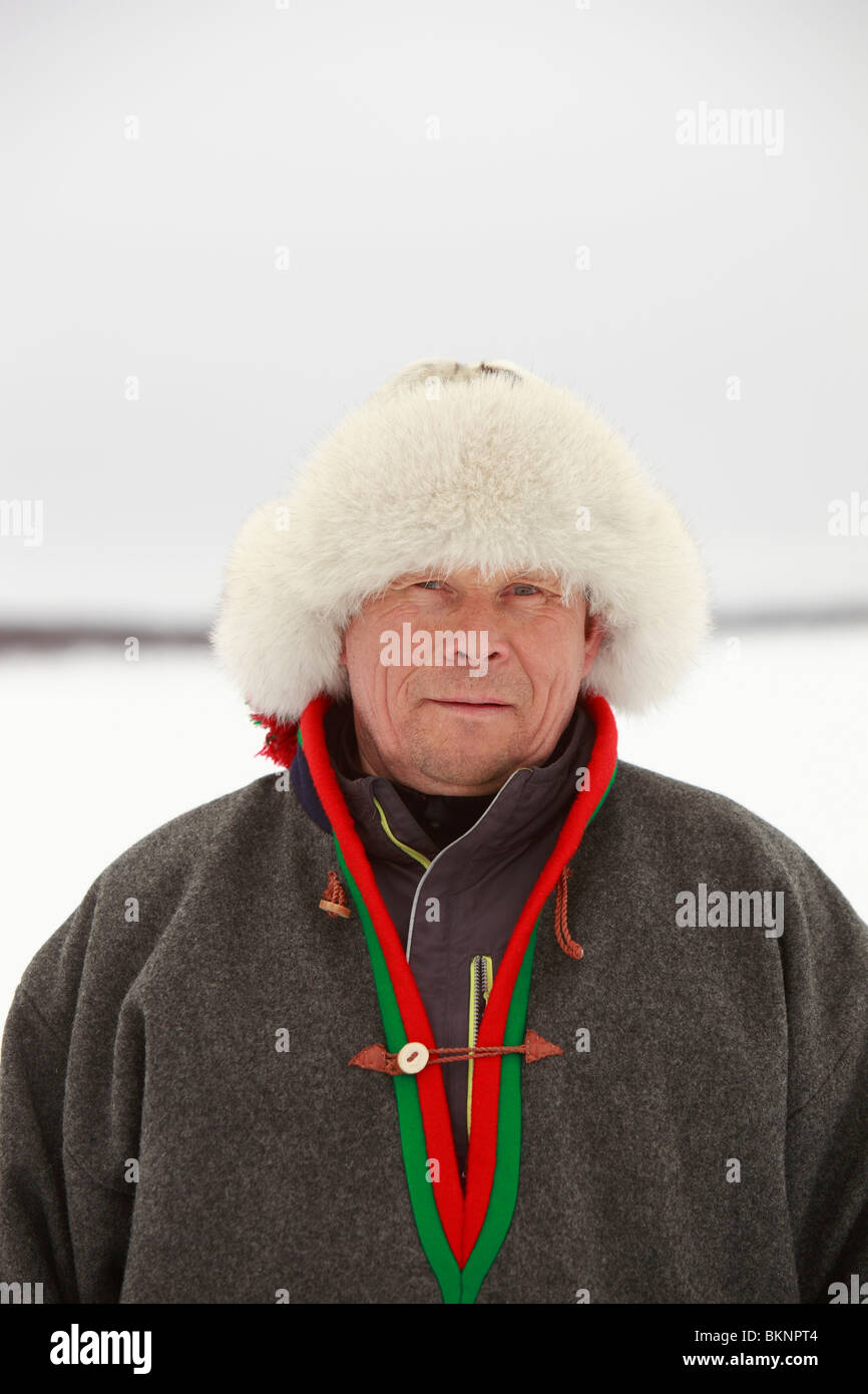 Saami Mann beim Rentier Racing World Cup, während Sámi Osterfestspiele in Kautokeino in Finnmarksvidda im arktischen Norwegen Stockfoto