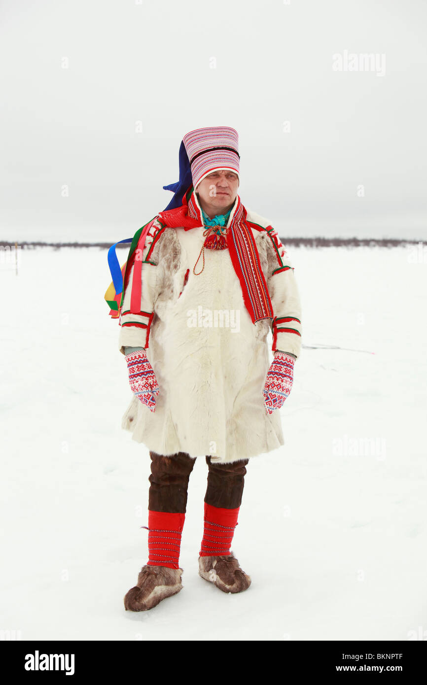 Saami Mann beim Rentier Racing World Cup, während Sámi Osterfestspiele in Kautokeino in Finnmarksvidda im arktischen Norwegen Stockfoto