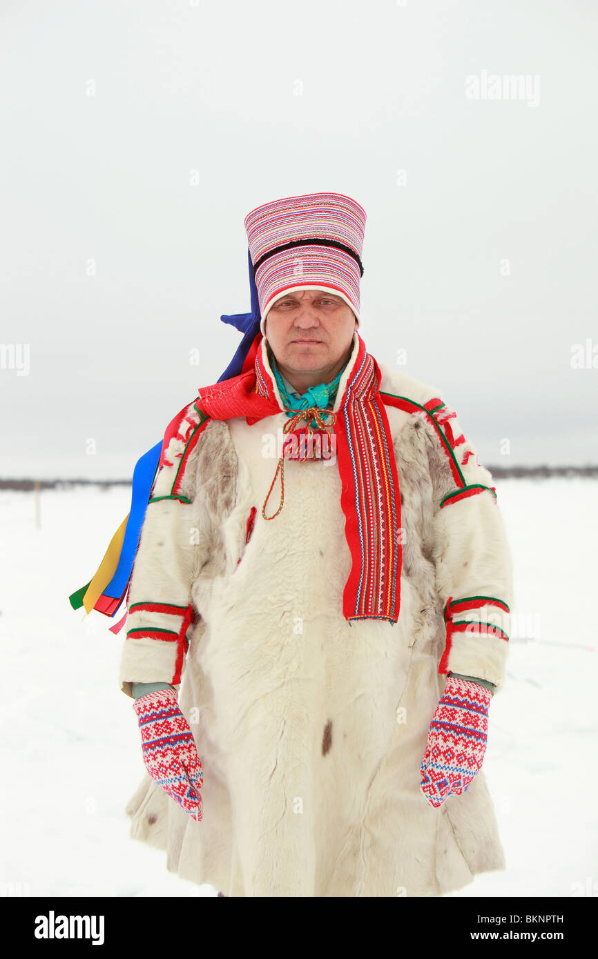 Saami Mann beim Rentier Racing World Cup, während Sámi Osterfestspiele in Kautokeino in Finnmarksvidda im arktischen Norwegen Stockfoto