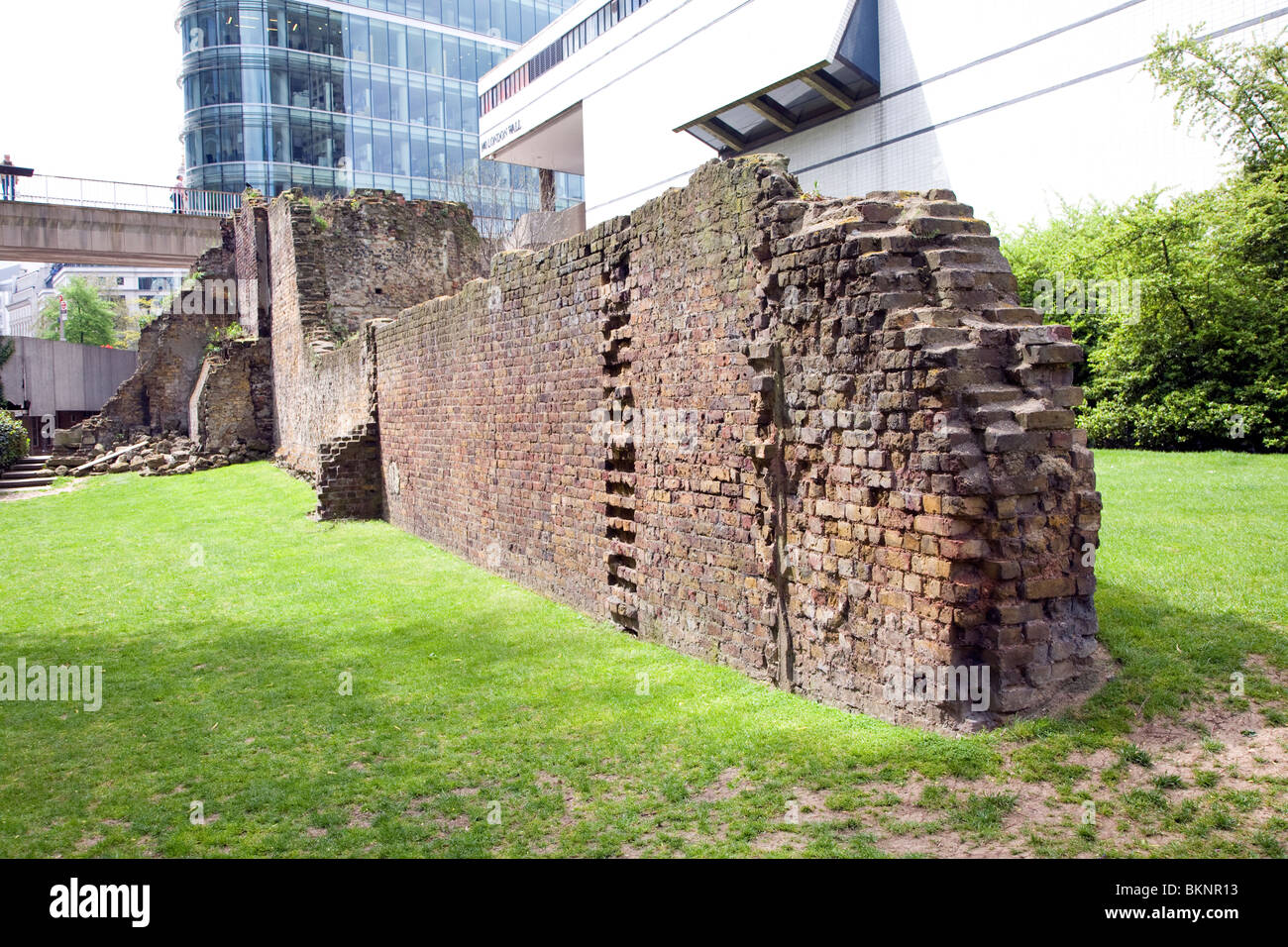 Reste der sächsischen und römische Stadtmauer, London, England, Standort in der Nähe der Barbican und Londoner Museum Stockfoto