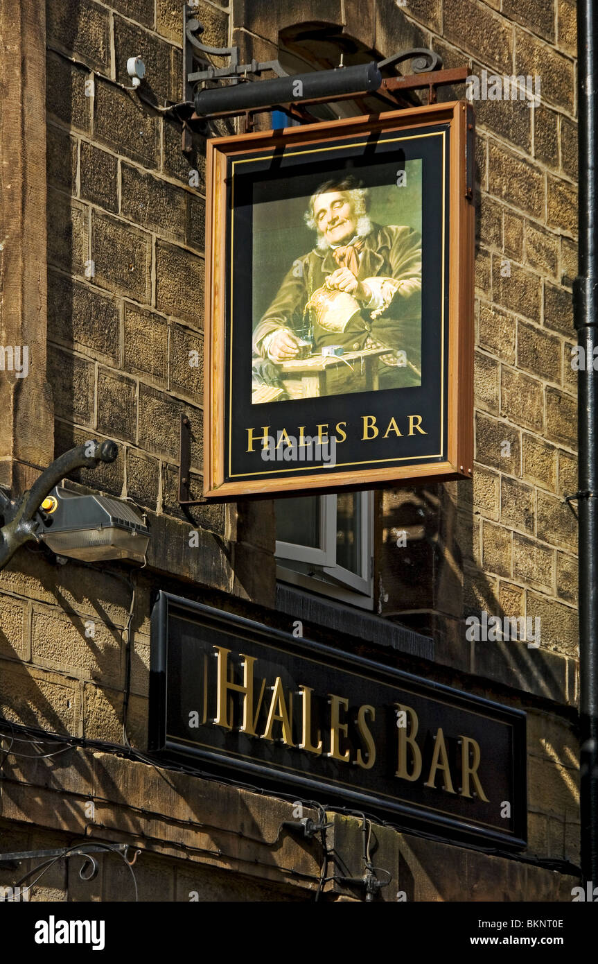 Nahaufnahme des Hängeschilds über dem Eingang nach Hales Bar Pub öffentliches Haus Harrogate North Yorkshire England Vereinigtes Königreich Großbritannien GB Großbritannien Stockfoto