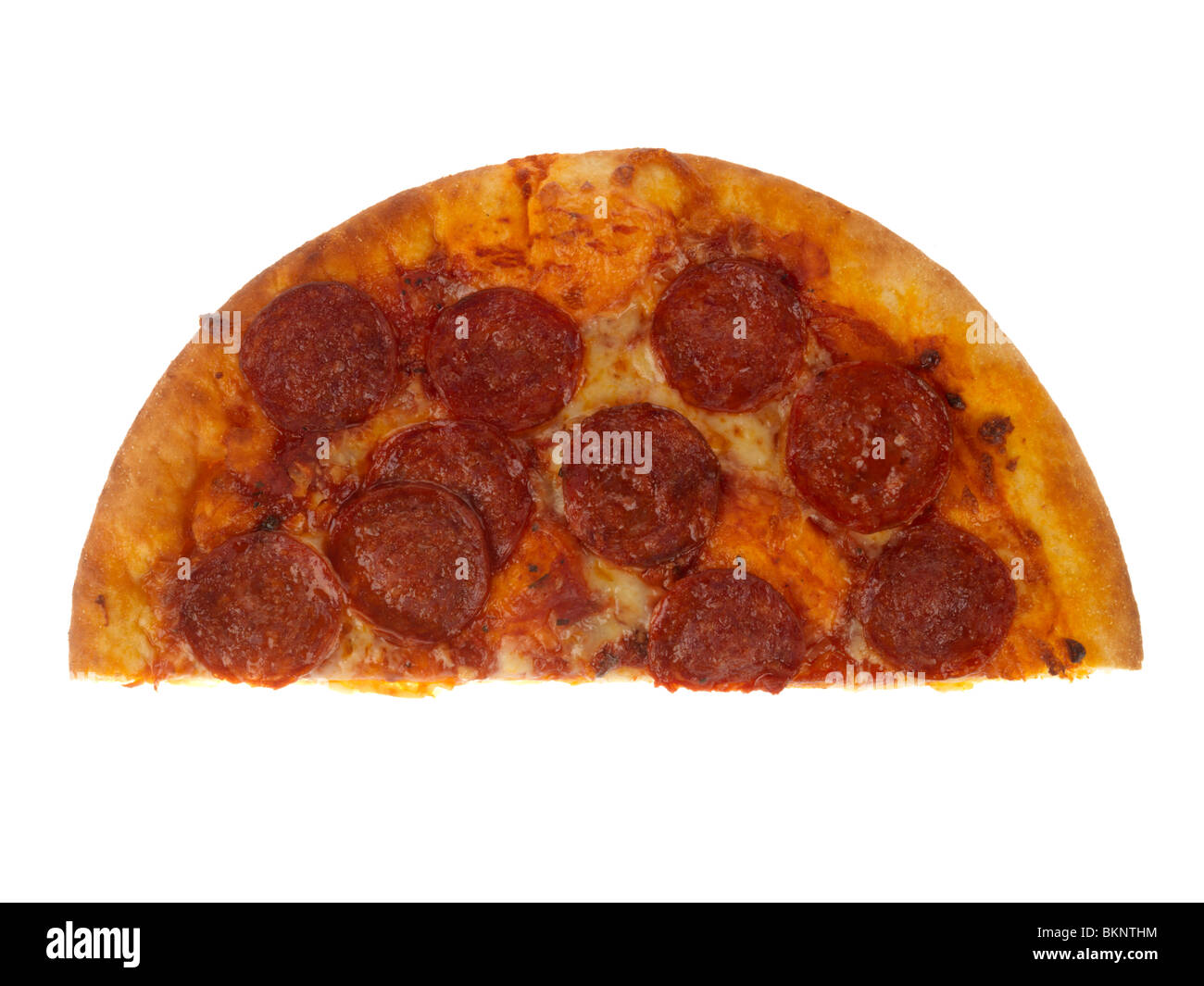 Eine halbe Peperoni-Pizza Stockfoto