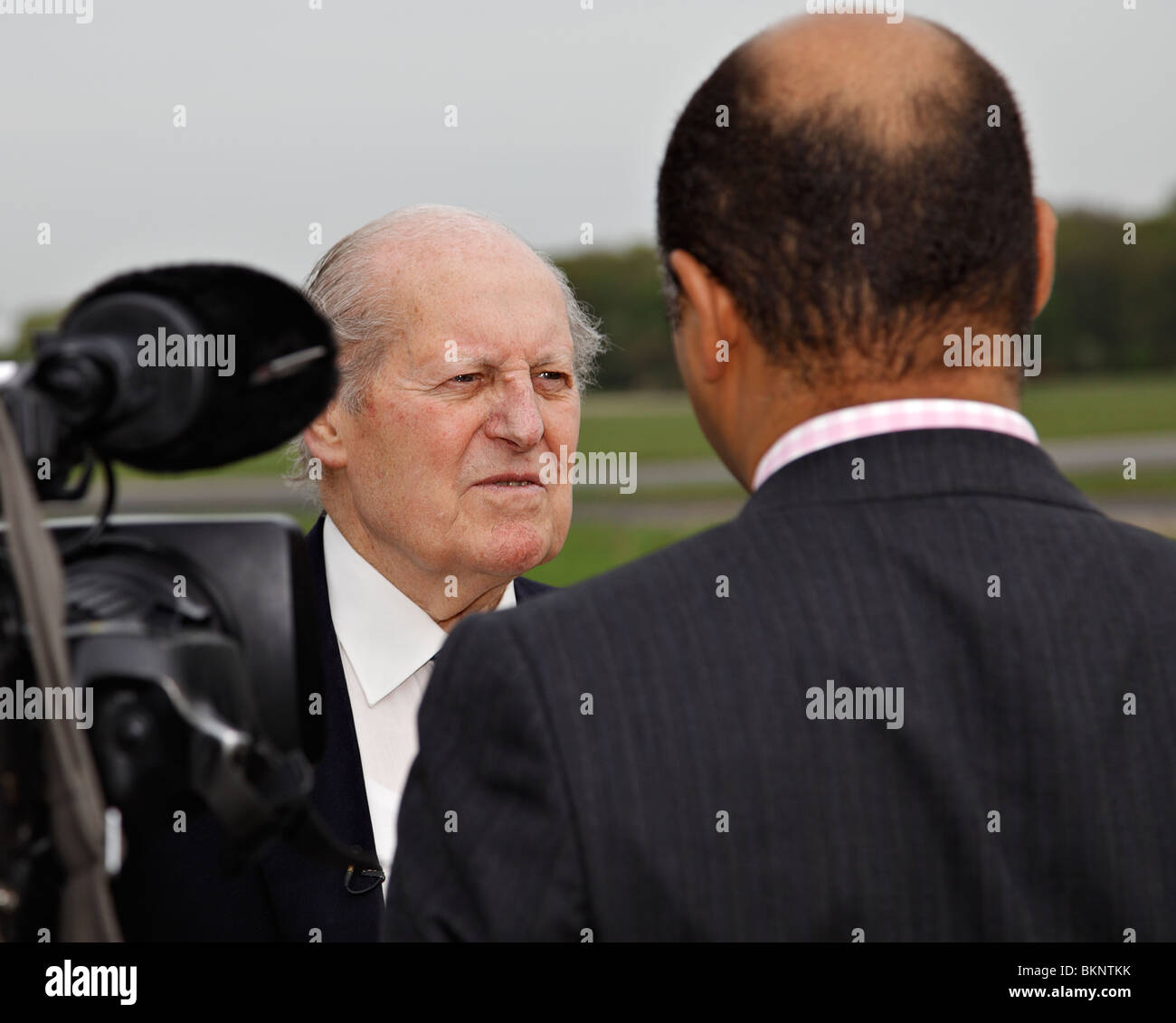 Veteran Weltkrieg pilot Peter Ayerst interviewt. Stockfoto