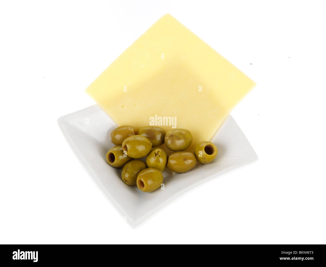 Grüne Oliven mit Cheddar-Käse Stockfoto