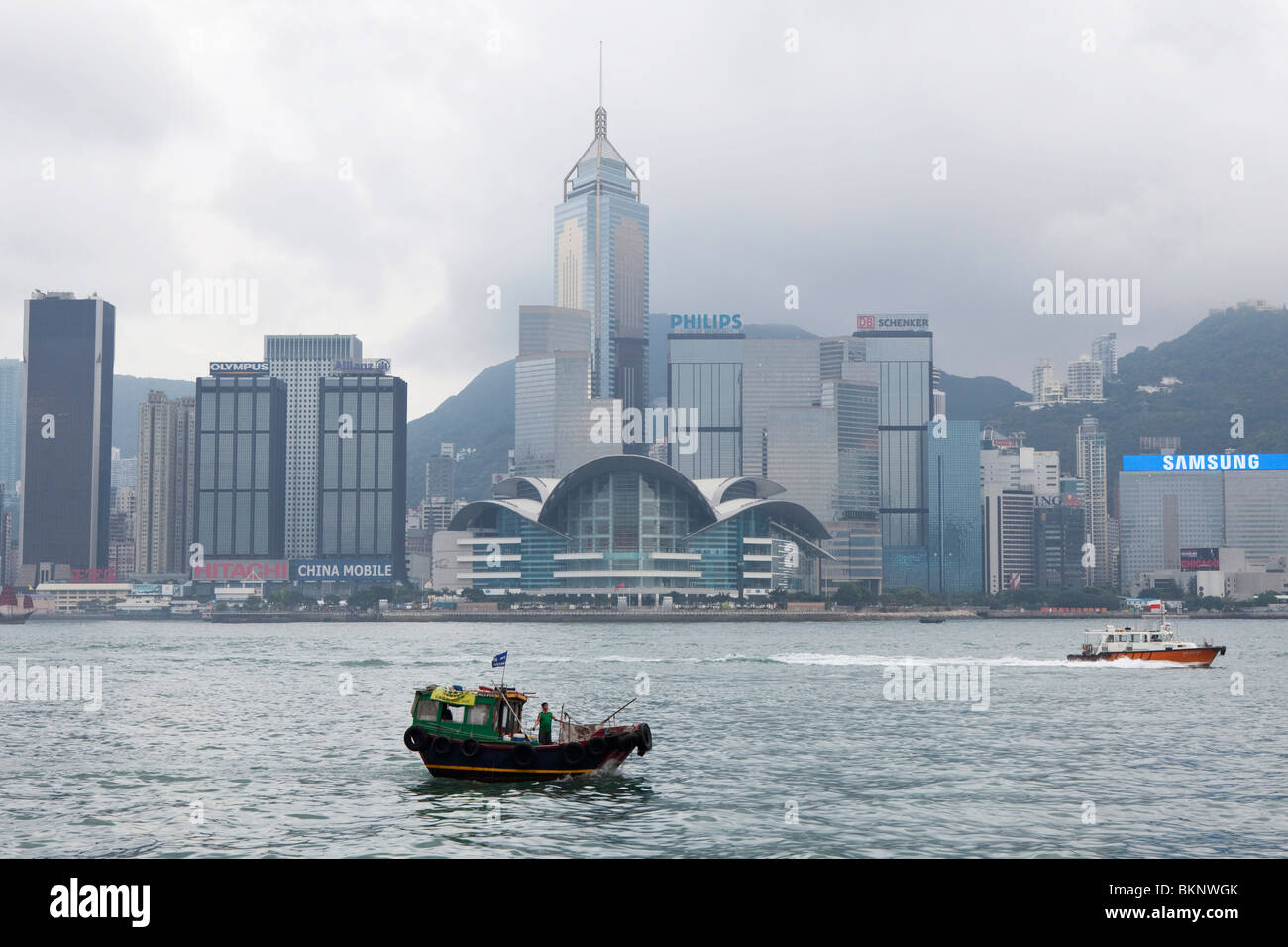 Boote segeln durch den Hafen von Hongkong Stockfoto