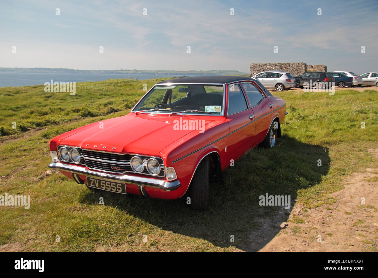 4 Tür Ford Cortina Mark III Oldtimer Parken nah an die auf dem Haken Leuchtturm auf der Halbinsel Hook, Wexford, Irland. Stockfoto