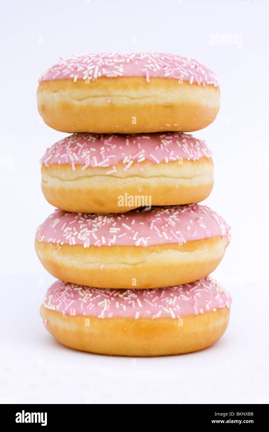 Stapel von rosa Krapfen isoliert auf weiss Stockfoto