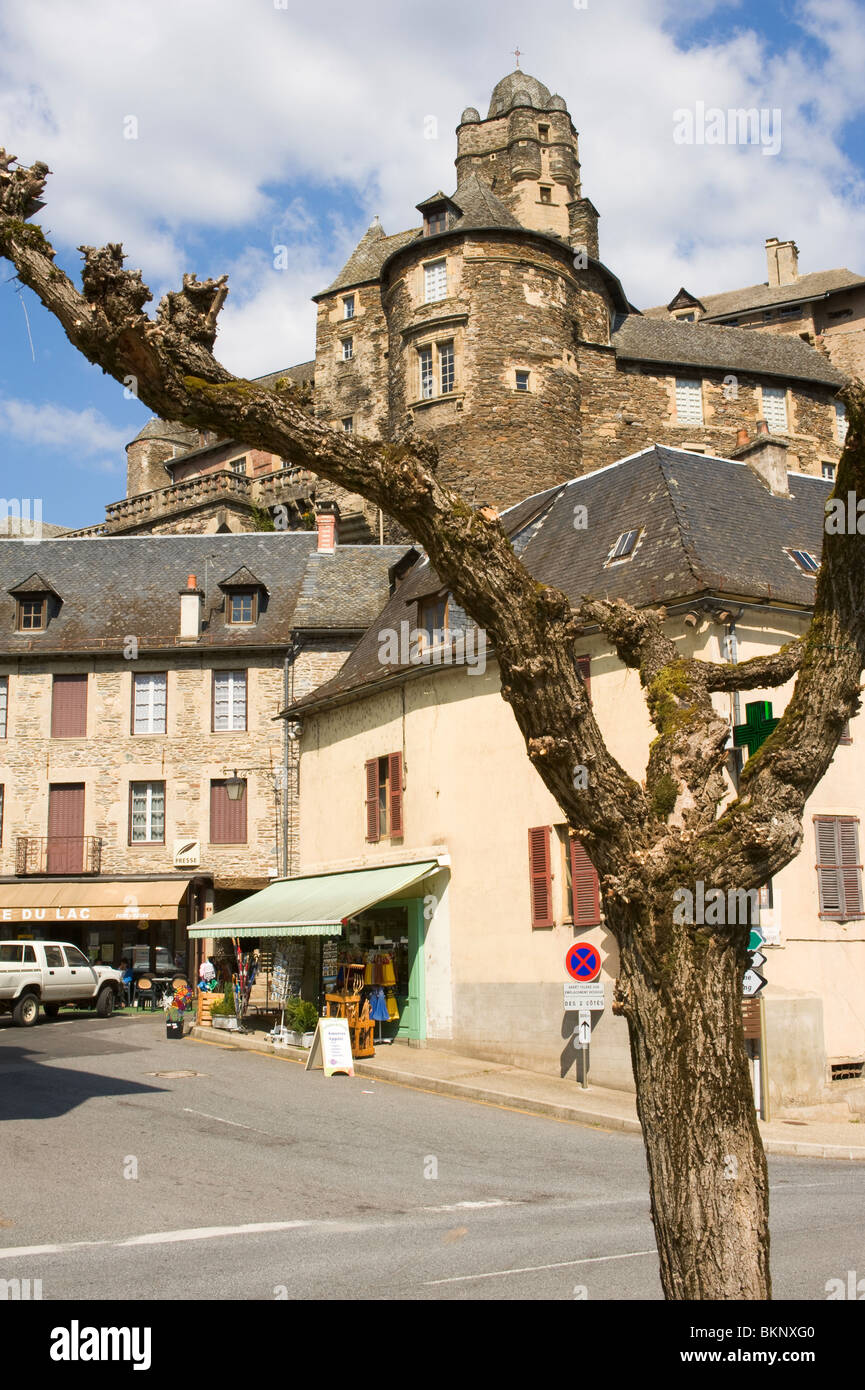 Die mittelalterlichen quadratischen Dungeon und die Burg im alten Dorf von Estaing Aveyron Zentralmassiv Midi-Pyrenäen Frankreich Stockfoto