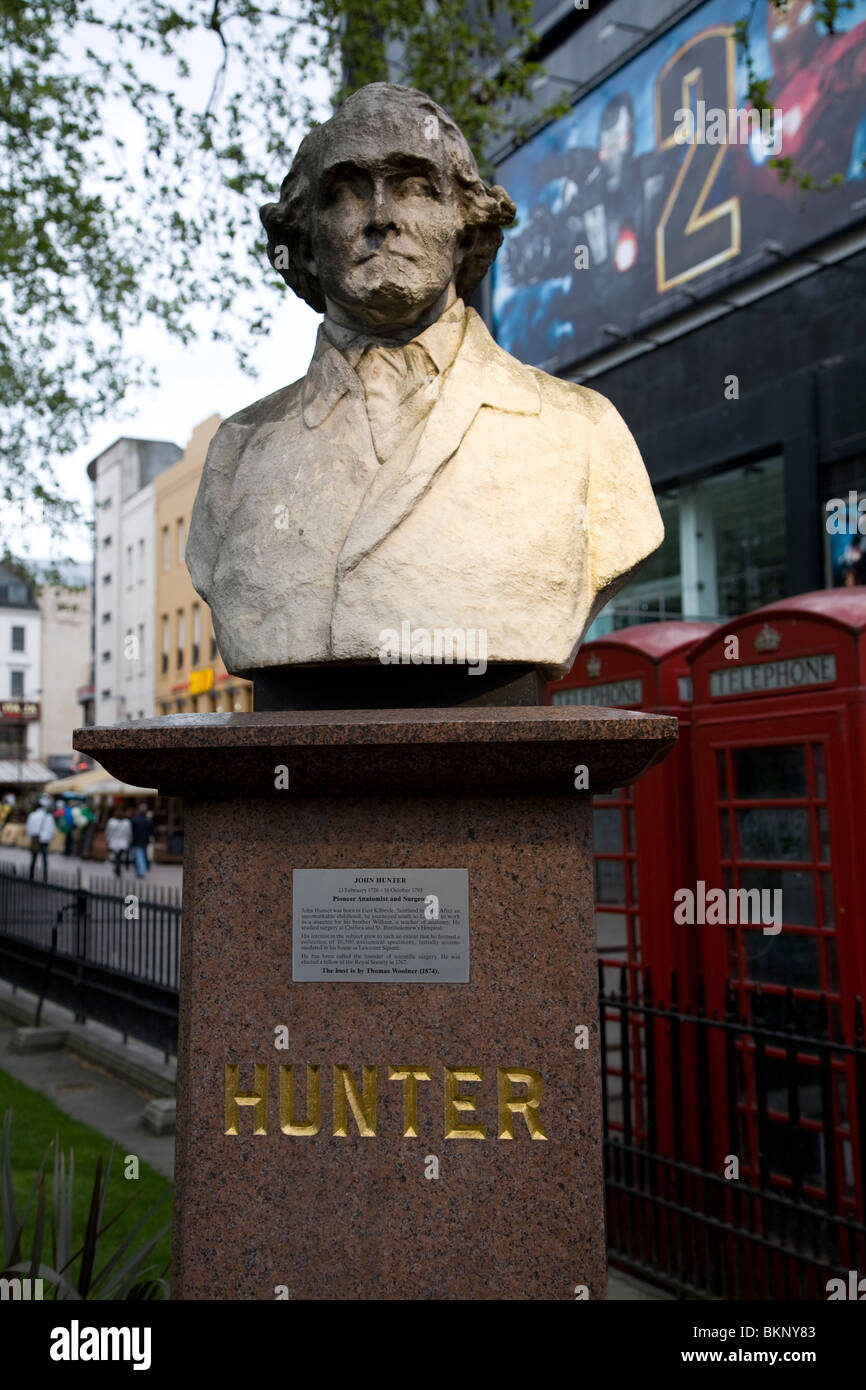 John Hunter (1728-1793)-Büste von Thomas Woolmer 1874, Leicester Square, London, England Stockfoto