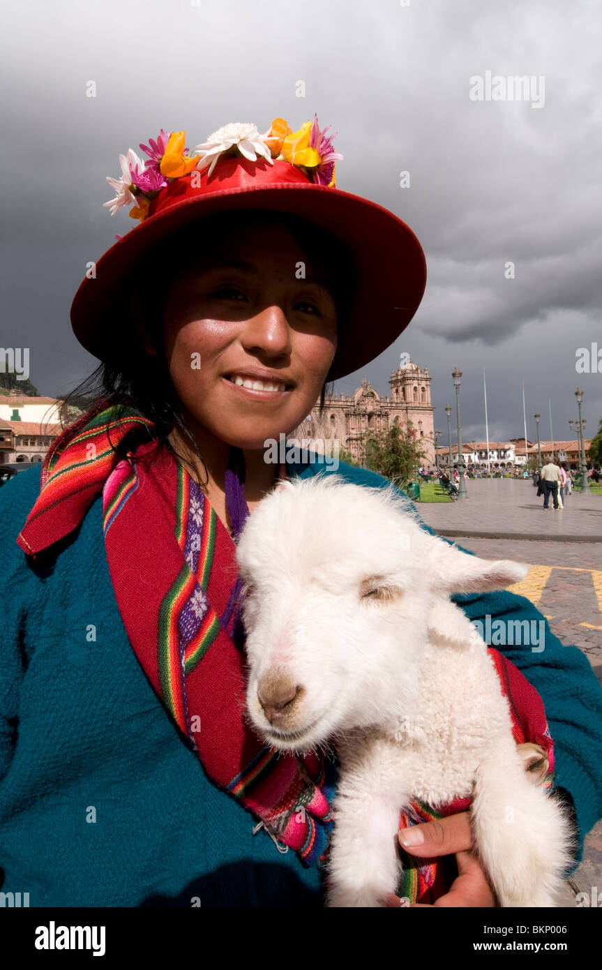 Frau in traditioneller Kleidung, Cuzco, Peru Stockfoto