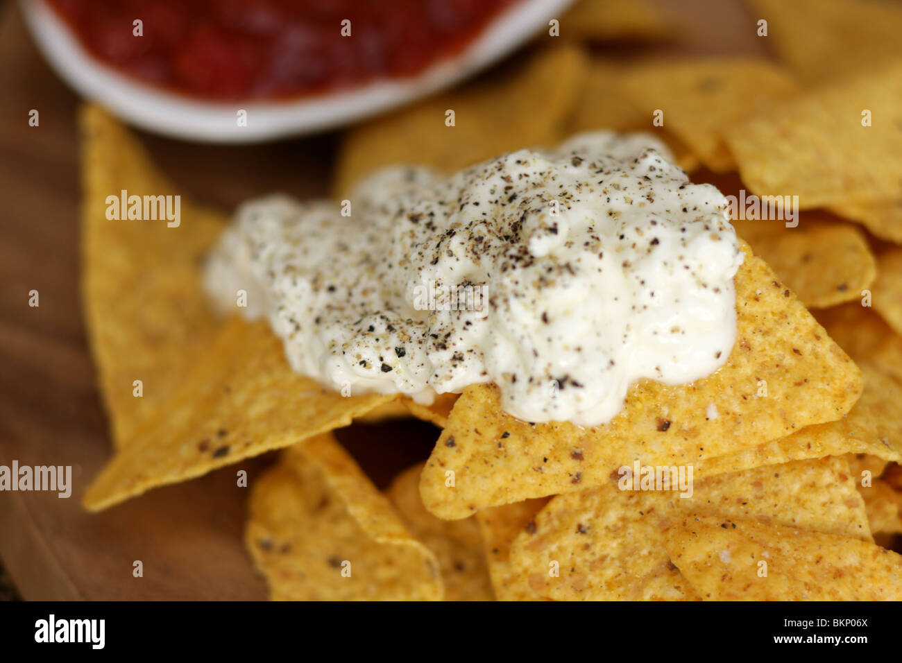 Authentische Mexikanische Nachos mit einer scharfen Salsa Sauce und saure Sahne mit Keine Personen Stockfoto