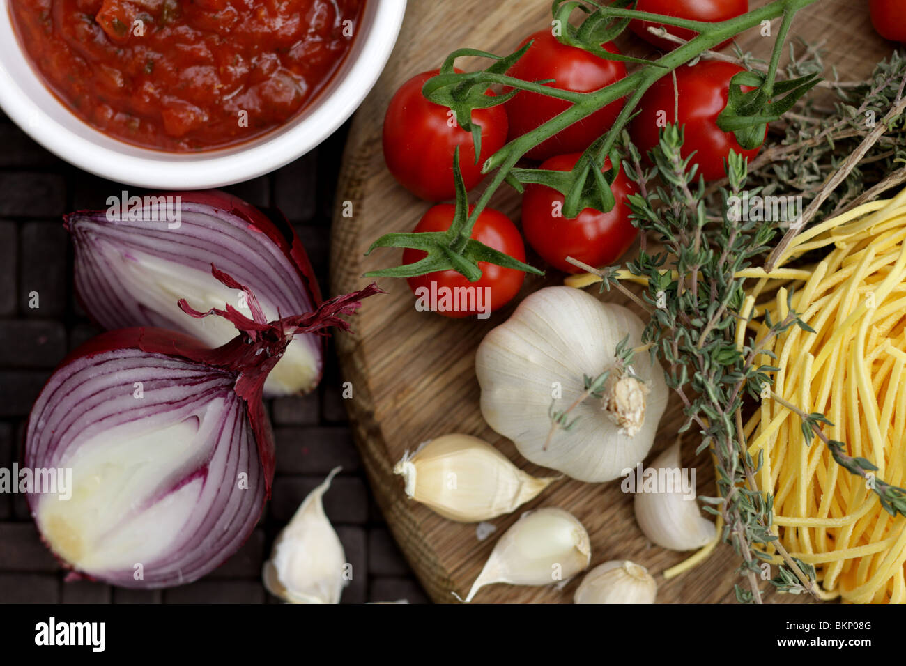 Authentische italienische Küche Zutaten einschließlich Vermicelli Pasta Tomaten, roten Zwiebeln und Knoblauch mit Keine Personen Stockfoto