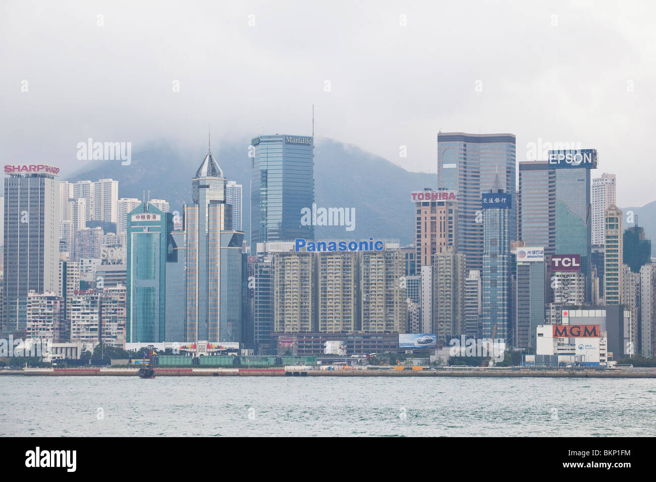 Gebäude sichtbar durch den Hafen von Hong Kong Stockfoto