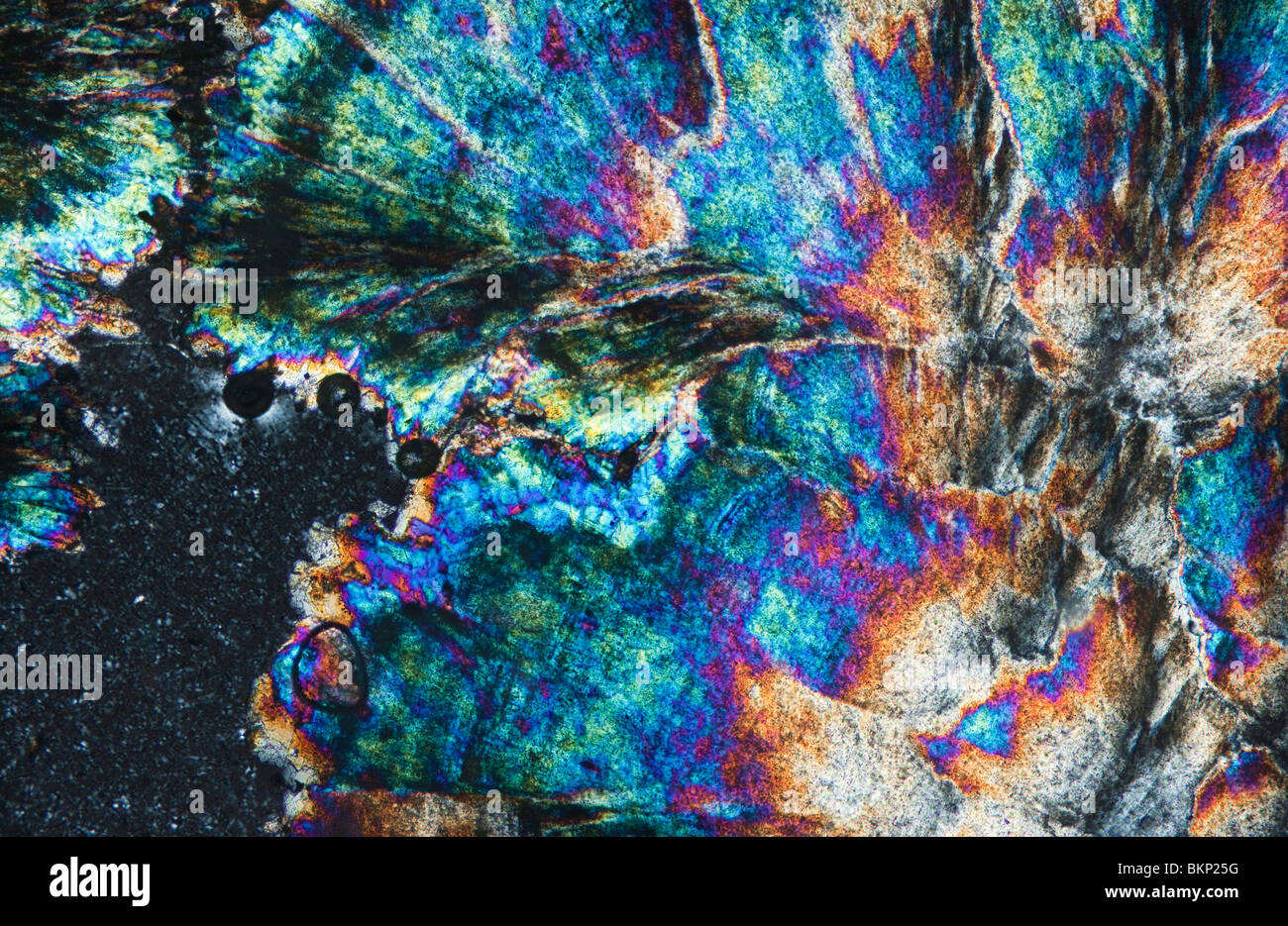 Barytes Kristalle unter dem polarisierenden Mikroskop fotografiert Stockfoto