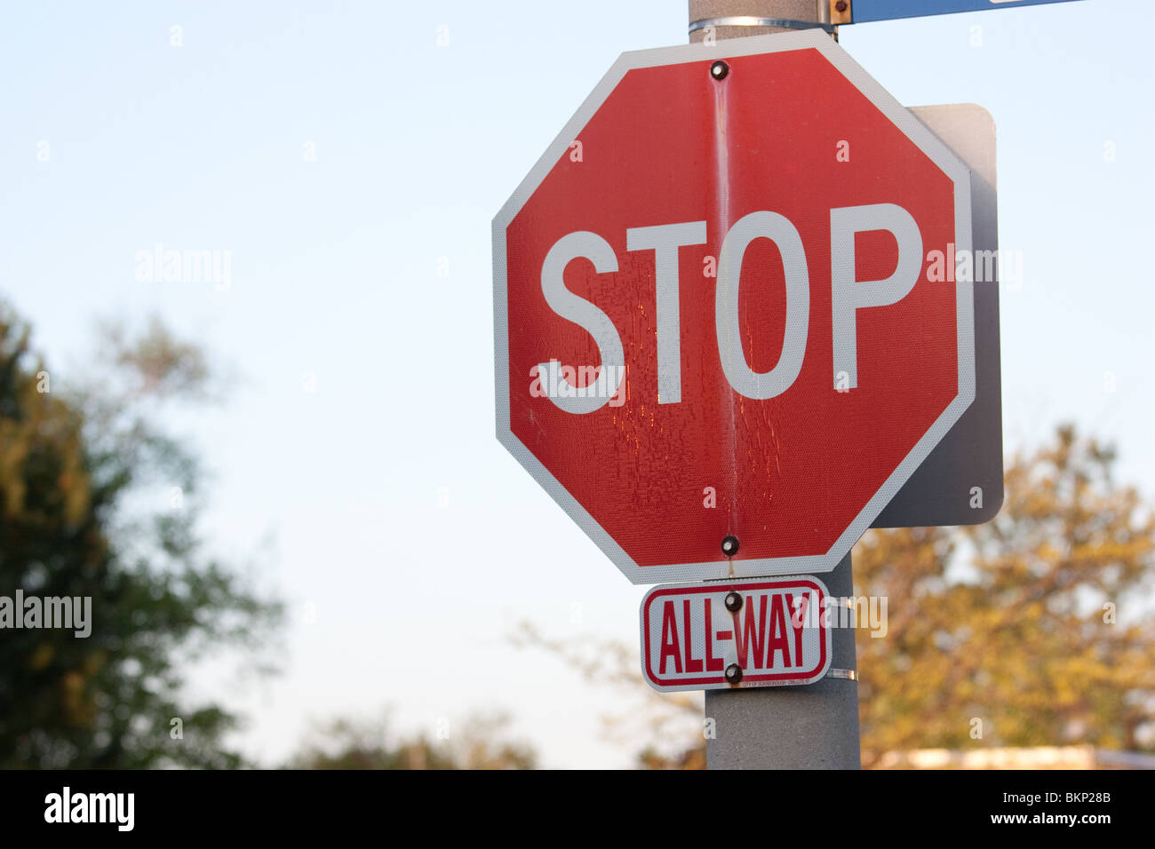 Stop-Schild Verkehr Straße Straßenschilder rot weiße Achteck Stockfoto