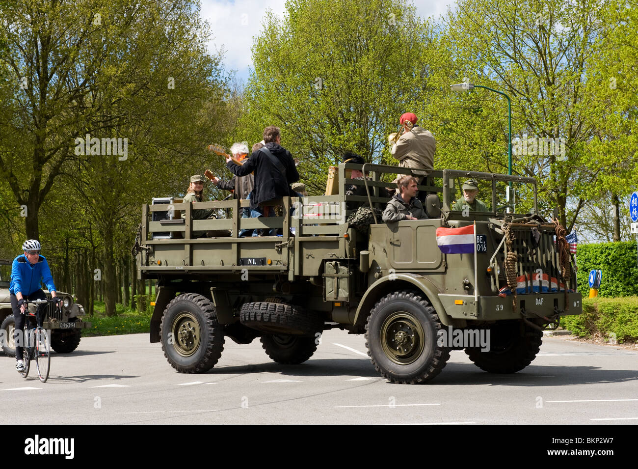 Tag der Befreiung in den Niederlanden am 5 Mai 2010, viele Läufer mit der Befreiung Flagge von Wageningen, ihr eigenes Dorf Stockfoto