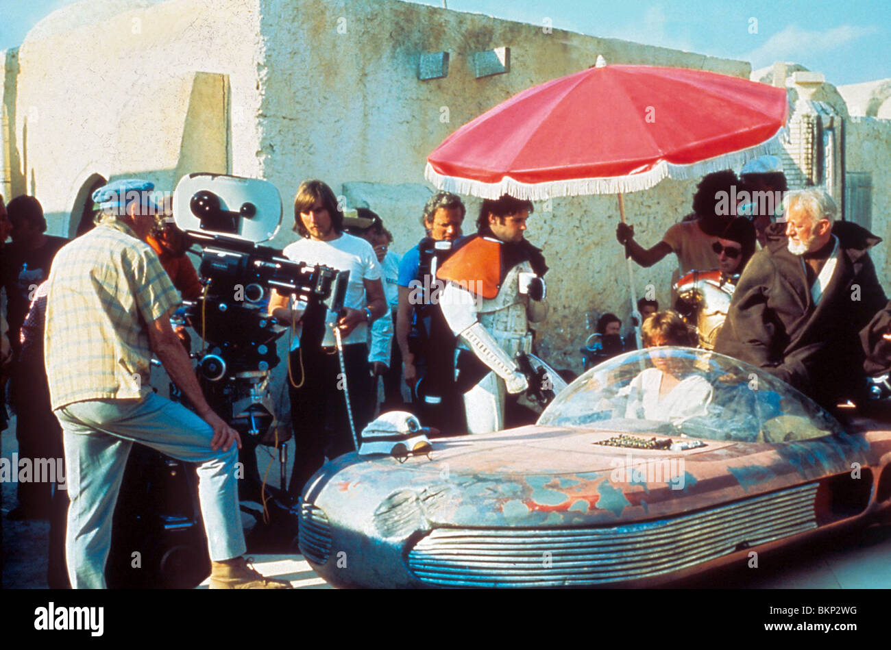 DREHARBEITEN PRODUKTION (ALT) HINTER DEN KULISSEN (ALT)-STANDORT (ALT) AM SET (ALT) O/S "STAR WARS" (1977) MIT MARK HAMILL, ANTHONY Stockfoto