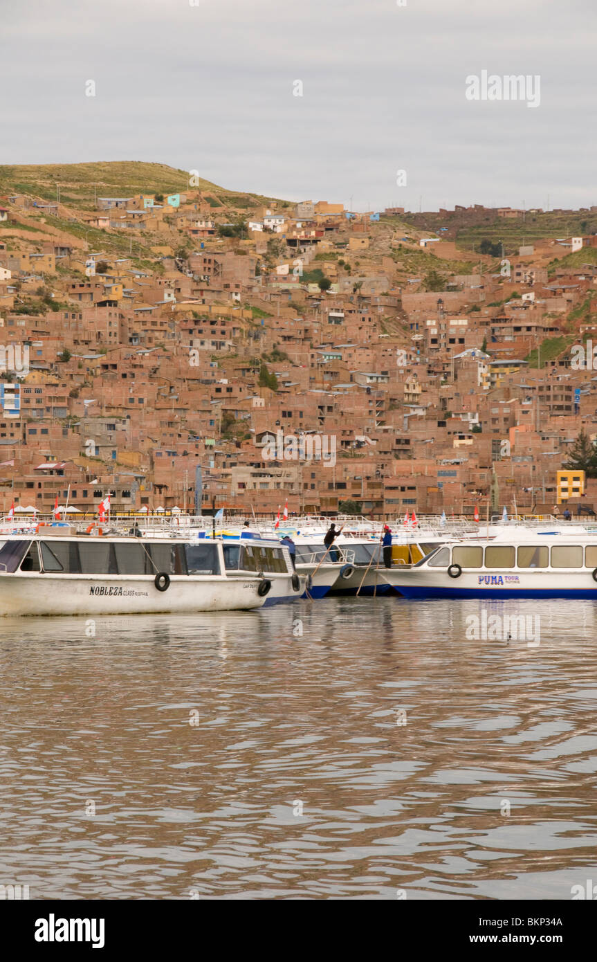 Blick auf die Stadt Puno, Titicacasee, Peru Stockfoto