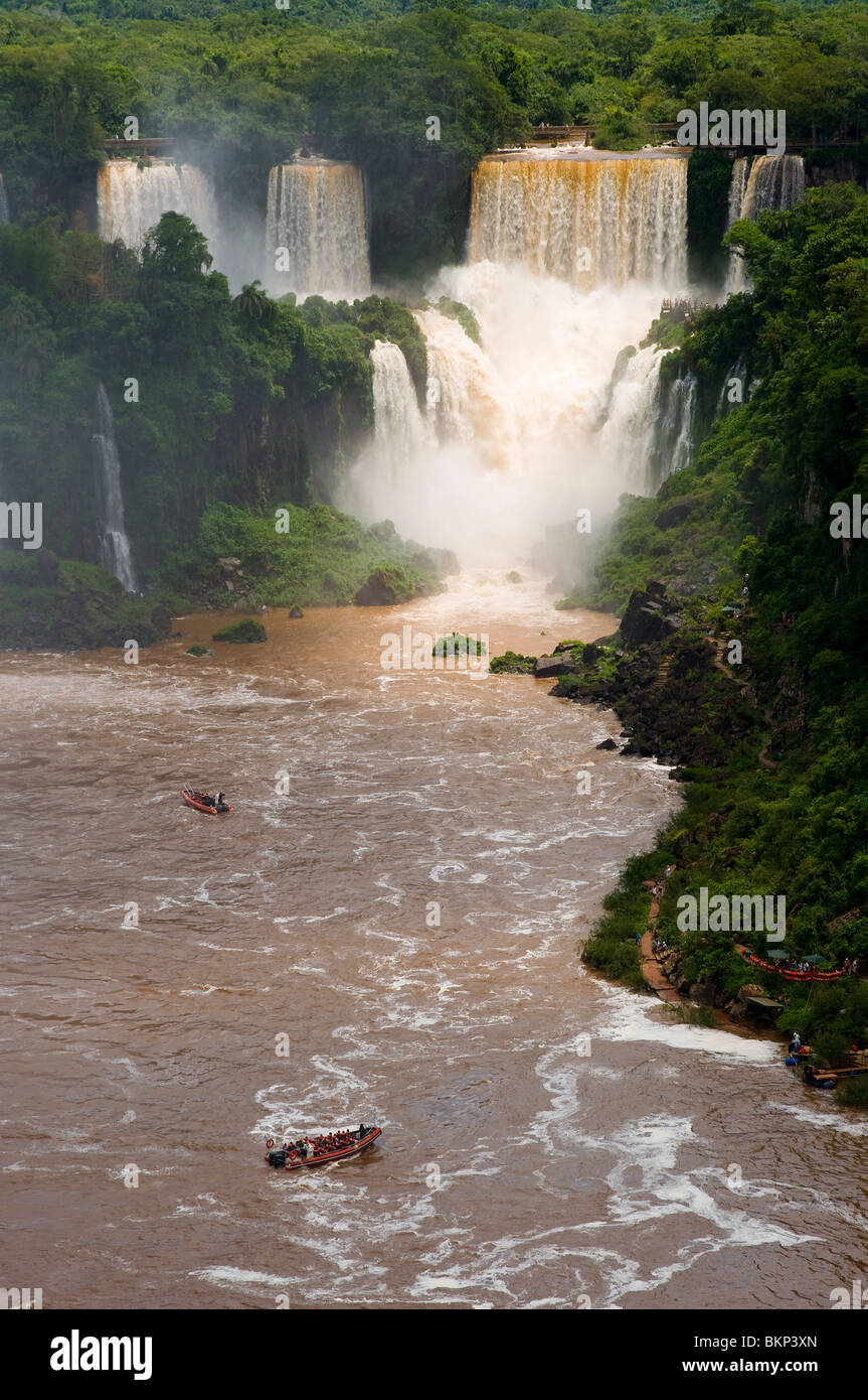 Touristen auf Iguaçú fällt, fällt eines der größten in der Welt, Bundesstaat Paraná, Brasilien Stockfoto