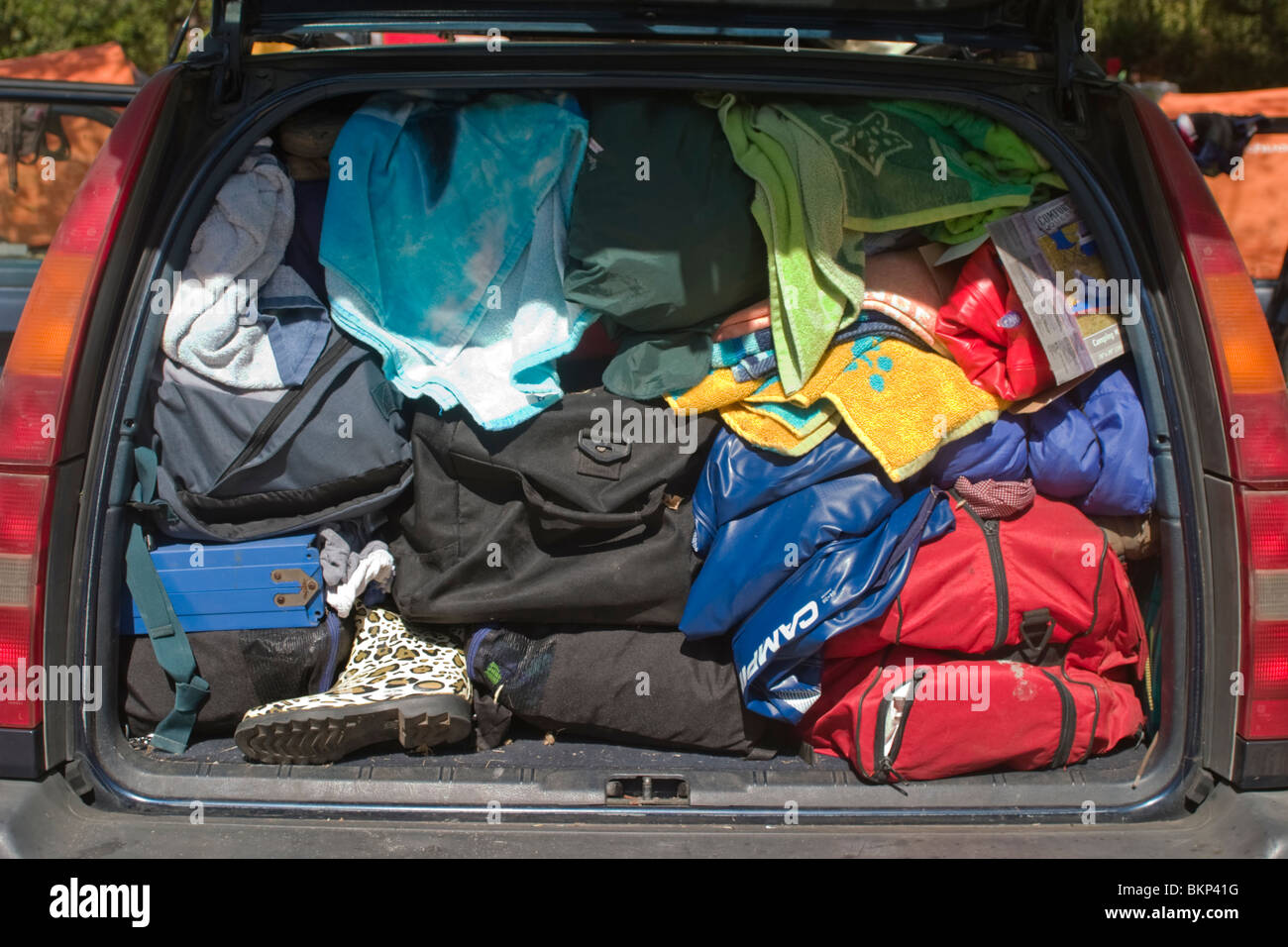Boot der Familie Kombi vollgestopft mit Gepäck auf camping-Ausflug Stockfoto