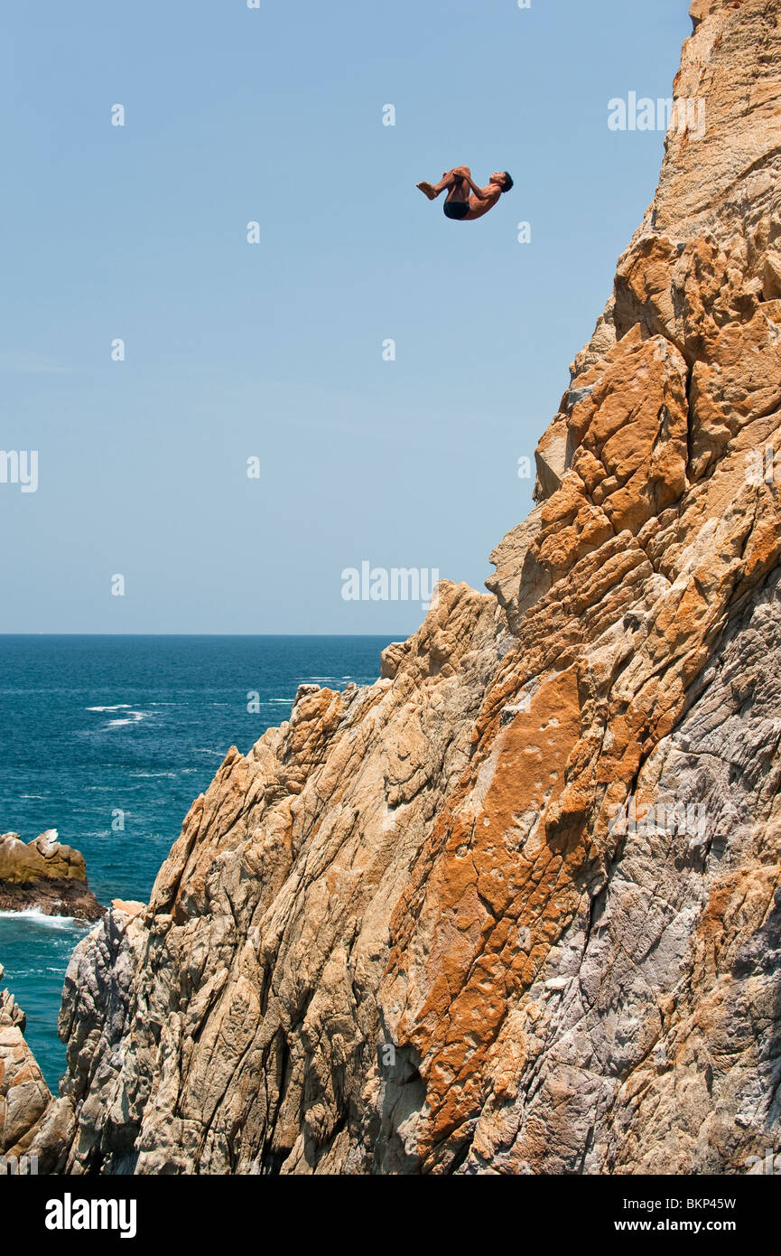 Klippenspringer in einen Purzelbaum, La Quebrada, Acapulco, Mexiko Stockfoto