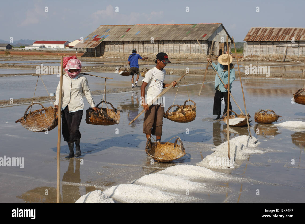 Männer und Frauen arbeiten in der glühend heißen Salz Farmen von Kampot, Kambodscha. Stockfoto