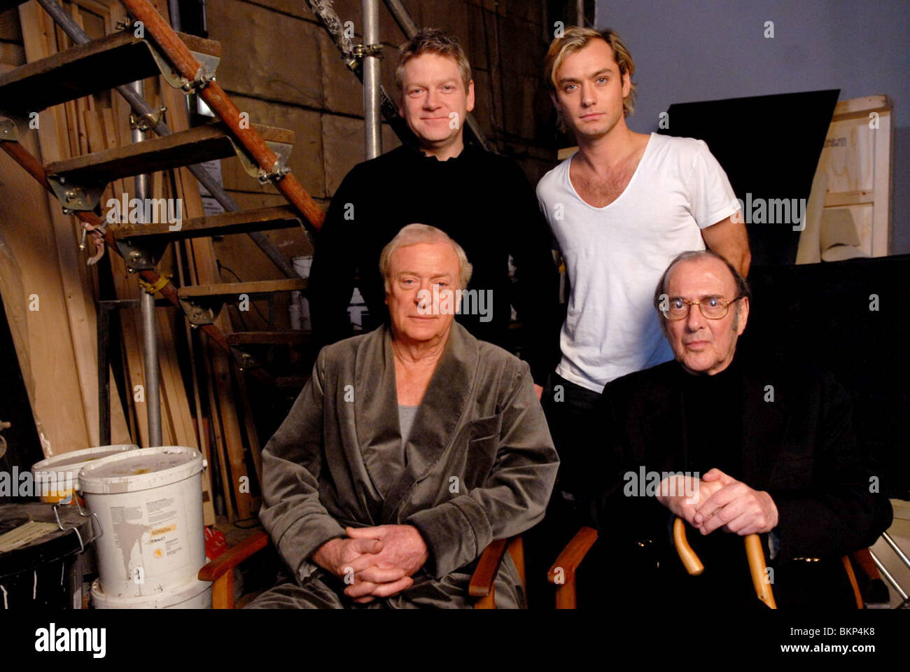 DREHARBEITEN, O/S "SLEUTH (2007)" MICHAEL CAINE, JUDE LAW, KENNETH BRANAGH (DIR), HAROLD PINTER (WRI) SUTH 011 Stockfoto