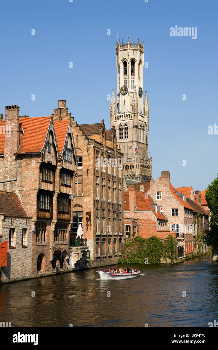 Schöner Tag in Brügge, genossen durch ein Boot geladen von Touristen auf einem der Kanäle Stockfoto