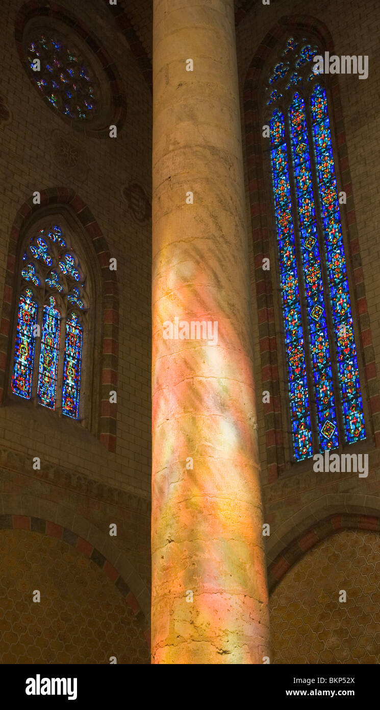 Glasfenster mit Sonnenschein Reflexionen über Stein Säule innen Kirche der französischen Haute-Garonne Jacobins Toulouse Stockfoto