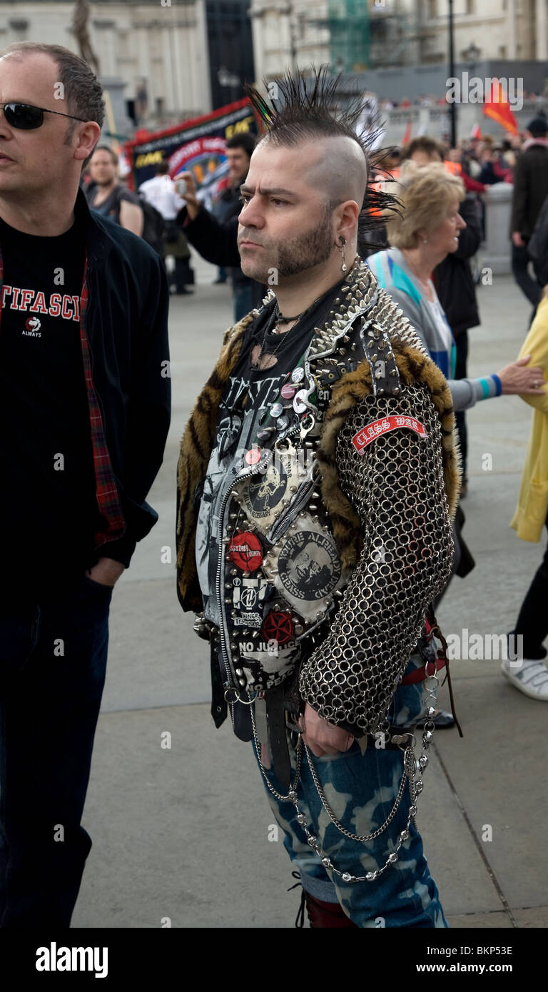 Mann verkleidet als Punkrocker, London, England Stockfoto