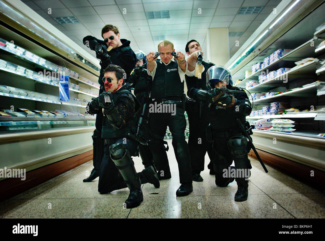 HOT FUZZ (2007) PADDY CONSIDINE, RAFE SPALL, SIMON PEGG, NICK FROST, OLIVIA COLMAN FUZZ 002-11 Stockfoto