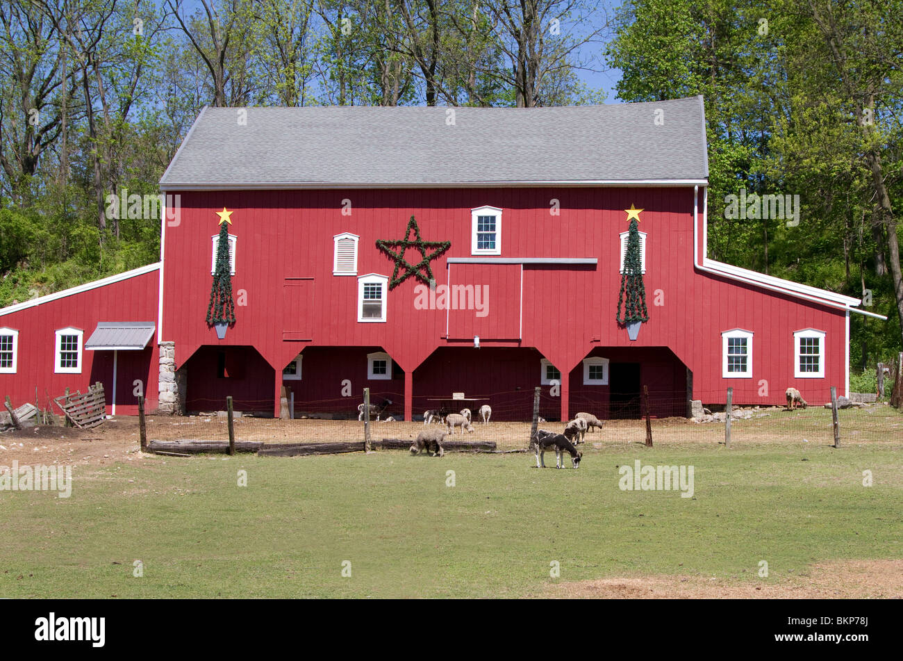 Eine rote Scheune mit Vintage-Look. Stockfoto