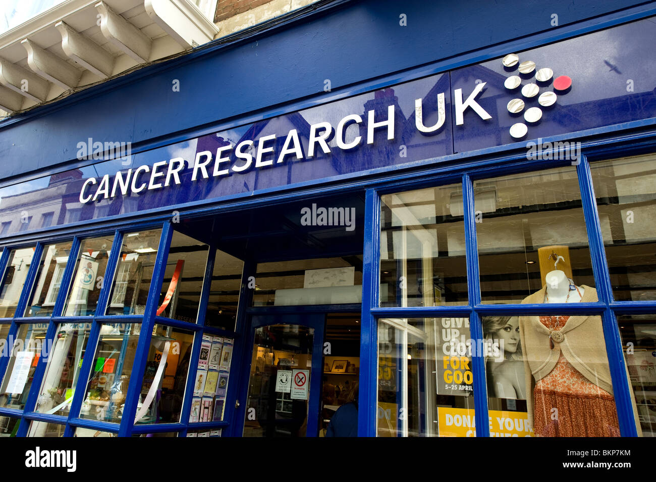 Das Äußere und das Schaufenster eines Cancer Research UK Charity Shop. Stockfoto