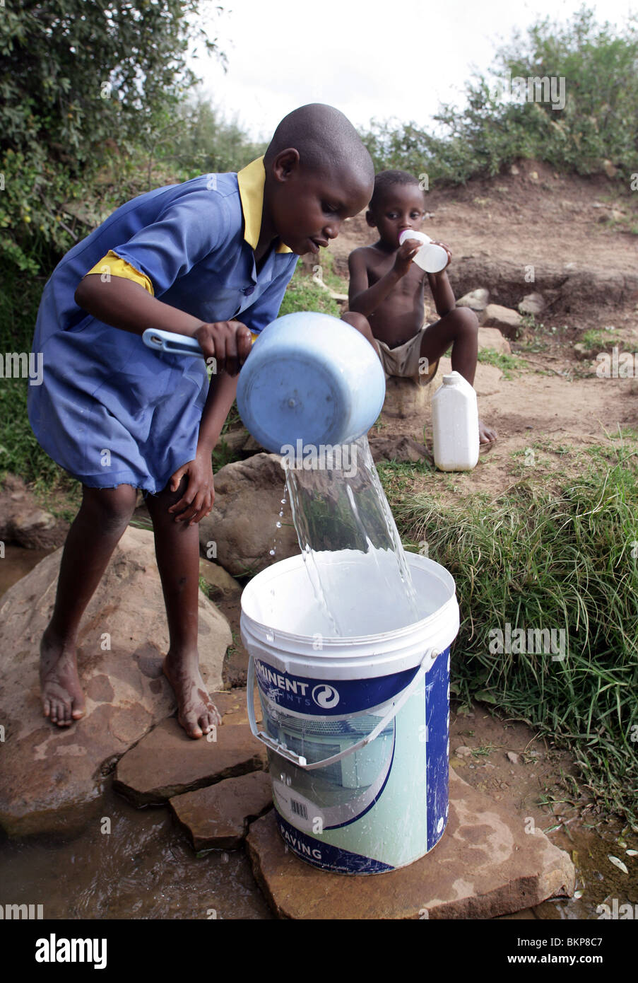 Lesotho: Mädchen holen Wasser aus einem Brunnen Stockfoto