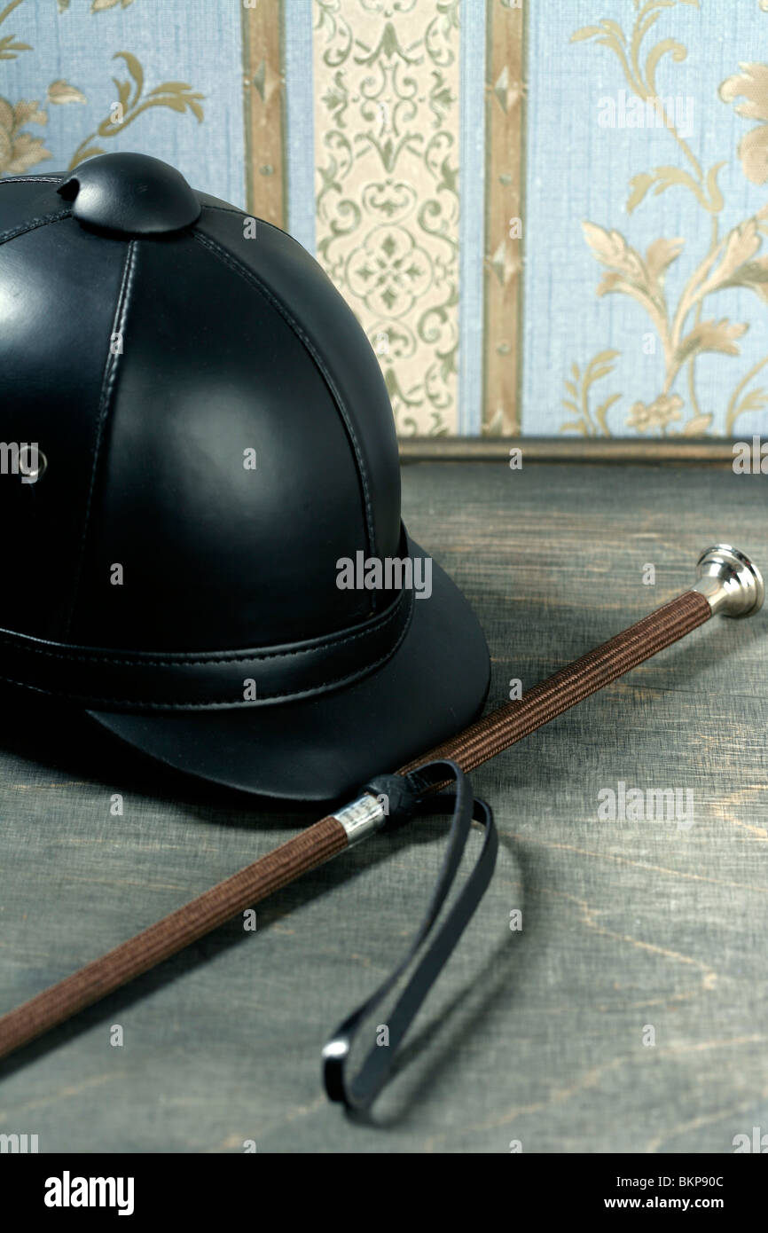 Reitsport schwarz Leder Hut und Peitsche noch detail Stockfoto