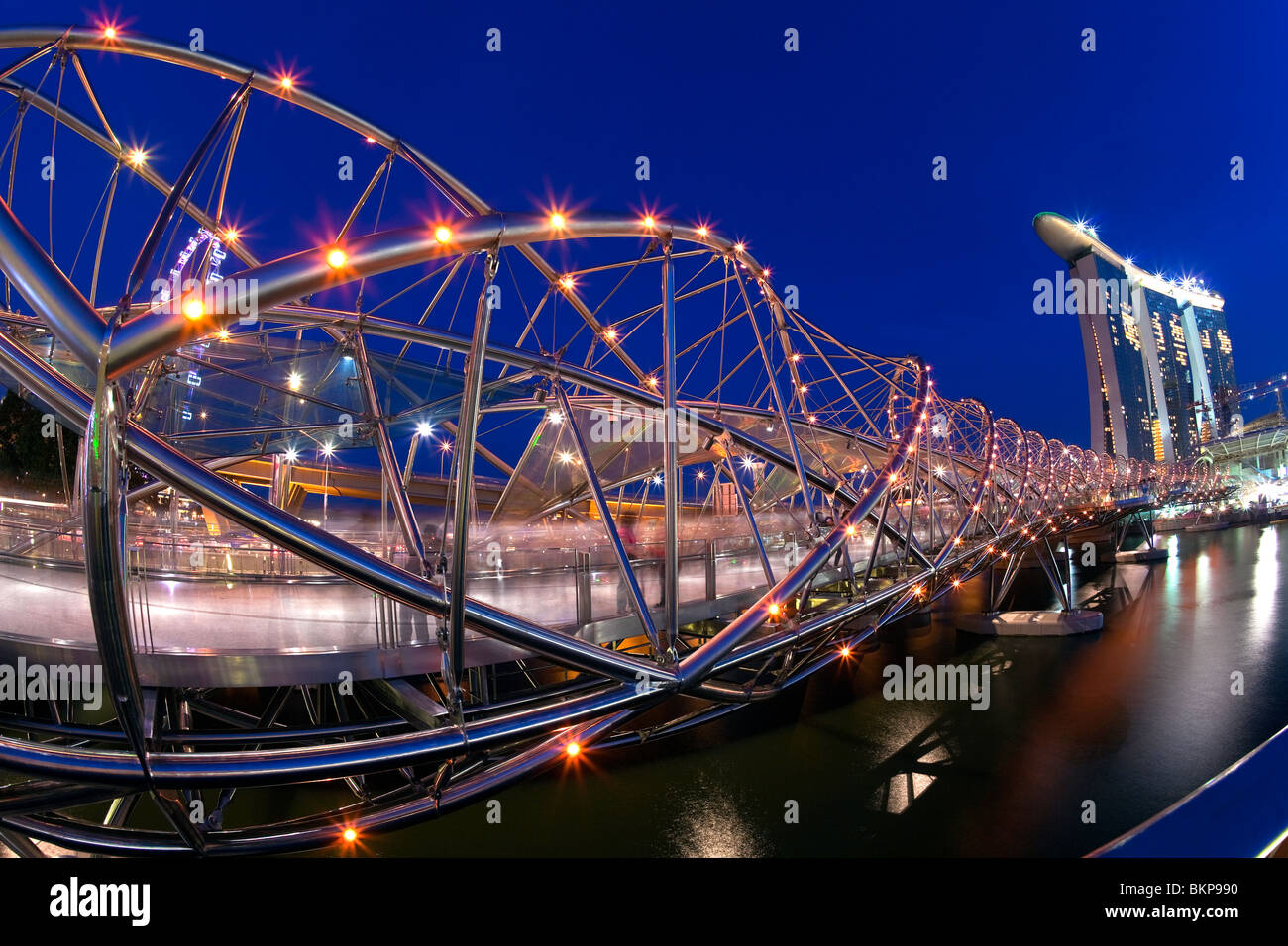 Singapur, Marina Bay. Helix-Brücke und Marina Bay Sands. Stockfoto