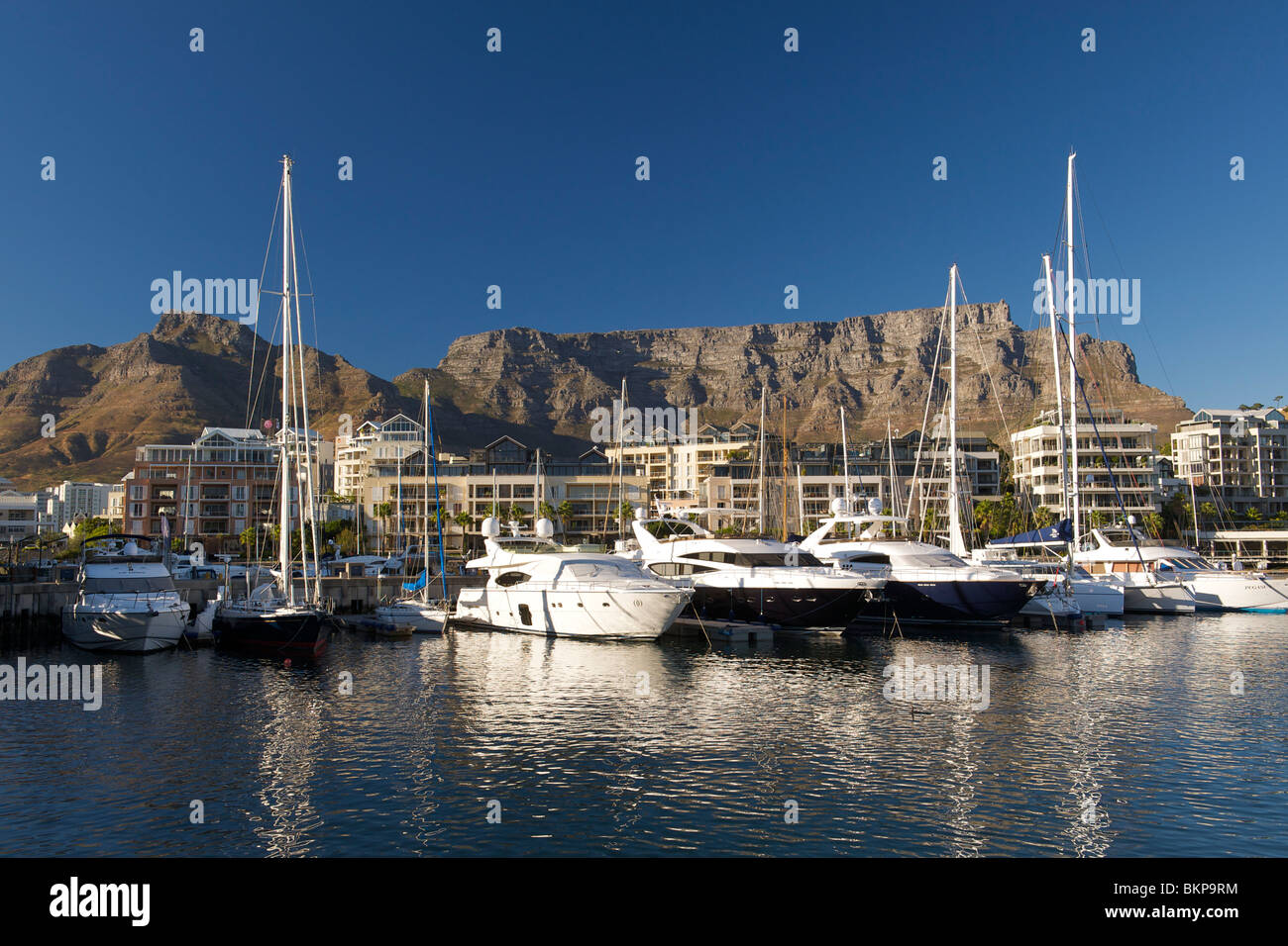 Am frühen Morgen Blick auf Boote vertäut im Hafen an der Waterfront in Kapstadt, Südafrika. Stockfoto