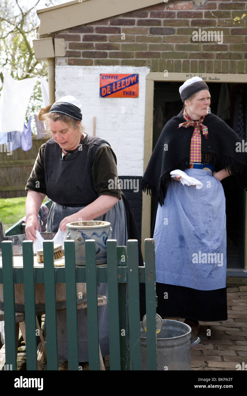 Menschen Sie wieder anschließt Leben in Urk Dorf, Zuiderzeemuseum, Enkhuizen, Niederlande Stockfoto