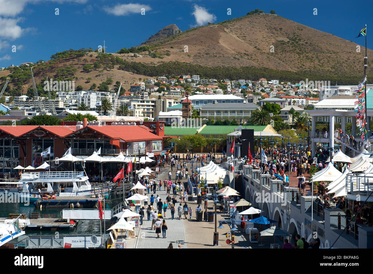 Menschen zu Fuß durch die Waterfront in Kapstadt, Südafrika. Stockfoto